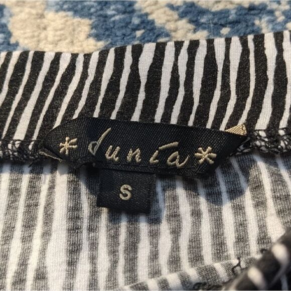 Dunia asymmetrical skirt size small black and white lines throughout - Picture 5 of 7